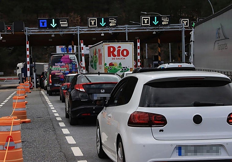 Cuarto de hora parado frente a la barrera del peaje de San Rafael para conseguir abrirla